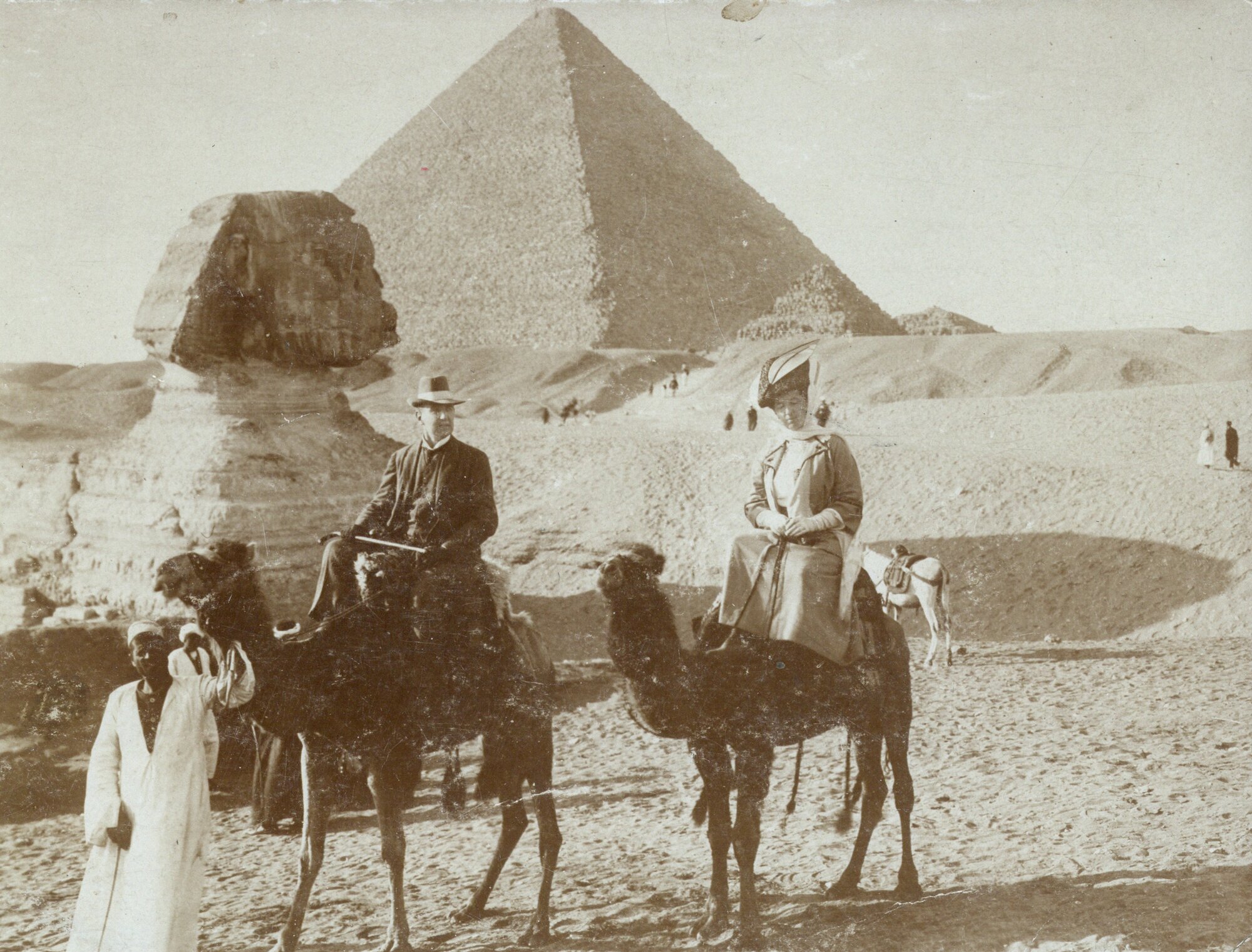 Stará fotografie: Hrabě Jan Josef Herberstein s manželkou na velbloudech v Gíze, Libochovice